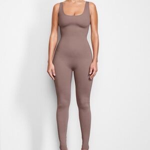 ✨ SKIMS Sculpting Seamless Jumpsuit XS Taupe Bodycon One Piece ✨